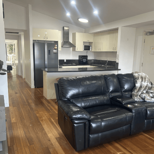 Couran Cove Studio Lagoon 3 Bedroom Lodge LL23 Kitchen & lounge Image Couran Cove Studio Lagoon 3 Bedroom Lodge LL23 Kitchen & lounge Image