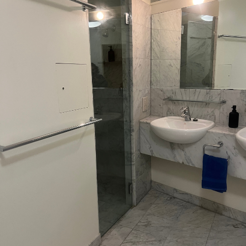 Couran Cove Studio Apartment MN2 Shower Image