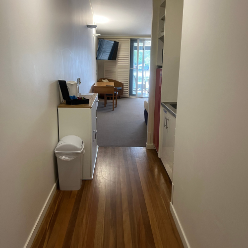 Couran Cove Studio Apartment MR6 Entry Kitchen Image Couran Cove Studio Apartment MR6 Entry Kitchen Image