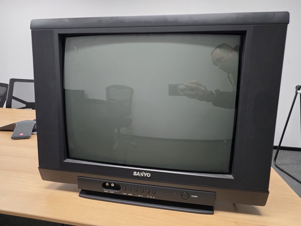 Vintage 21" CRT TV Silver (Sanyo) Vintage 21" CRT TV Silver (Sanyo)