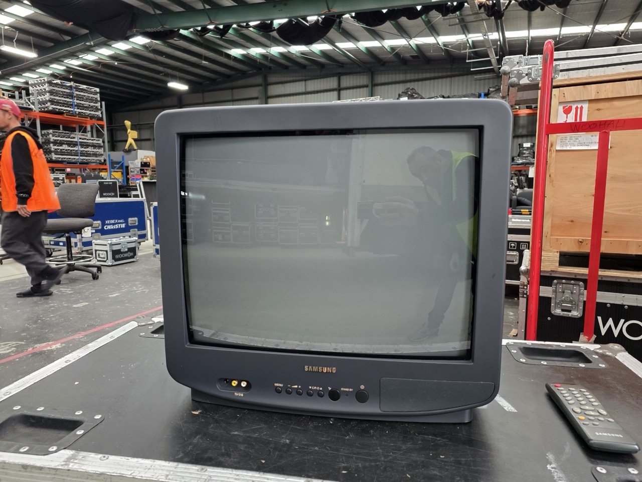 Vintage 20" CRT TV Silver (Samsung) Vintage 20" CRT TV Silver (Samsung)