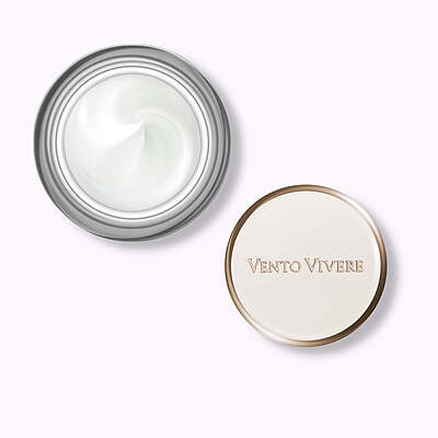 Applying cream on face and neck – regeneration & moisture lock