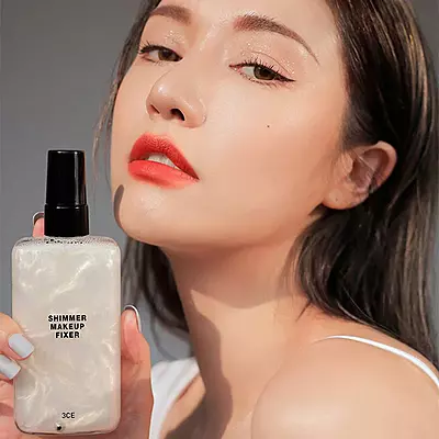 Model using 3CE shimmer makeup fixer for a natural luminous glow