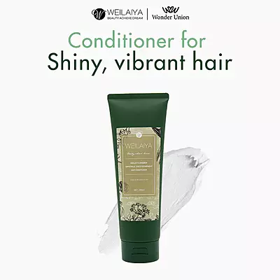 Shampoo and conditioner bottles – hydrating and strengthening formula