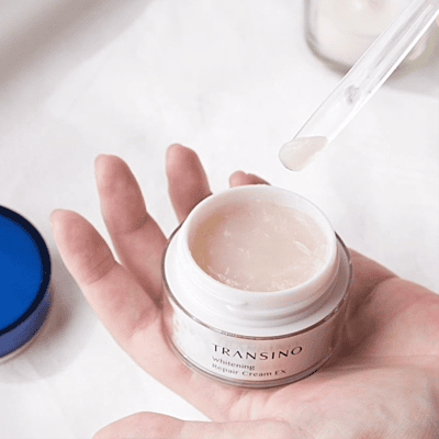 Cream texture close‑up — gel‑cream melting into skin, non‑sticky finish