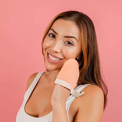 Gentle exfoliating mitt suitable for sensitive facial skin