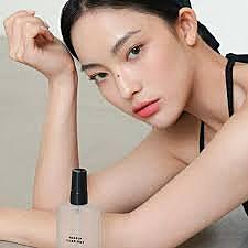 Model using 3CE makeup fixer mist for refreshing makeup touch-up