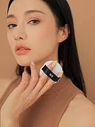 Model using 3CE natural finish loose powder for flawless matte finish