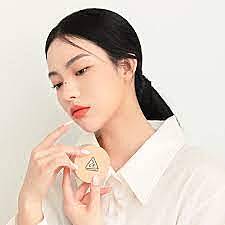 Applying 3CE loose powder with puff applicator for oil control